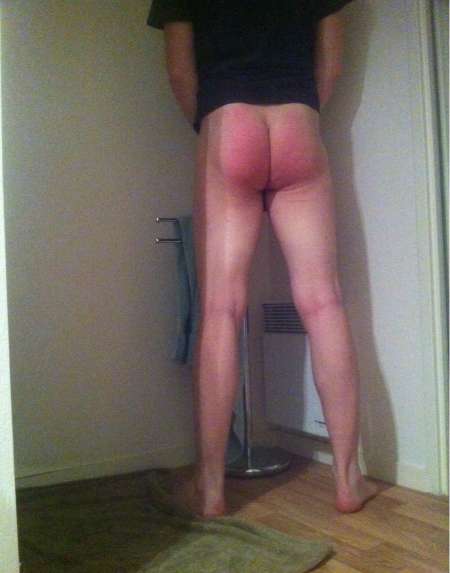 vilain garçon mérite encore de recevoir la fessée