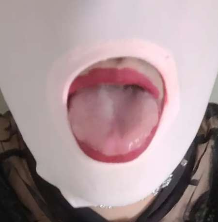 Qui veut baiser ma bouche de suceuse ?!