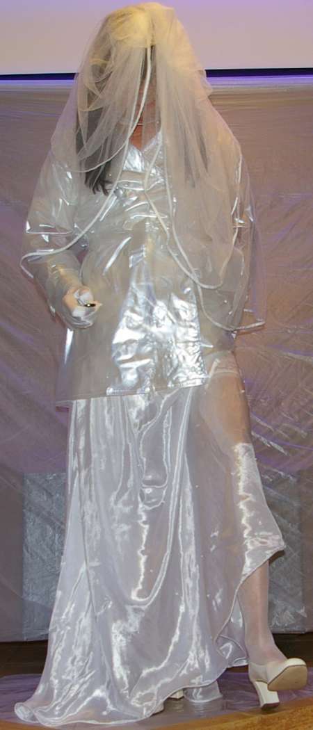 Salope en robe de mariée à conduire à l'abattoir