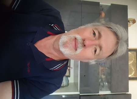 bel homme 65 ans pour jeux uro