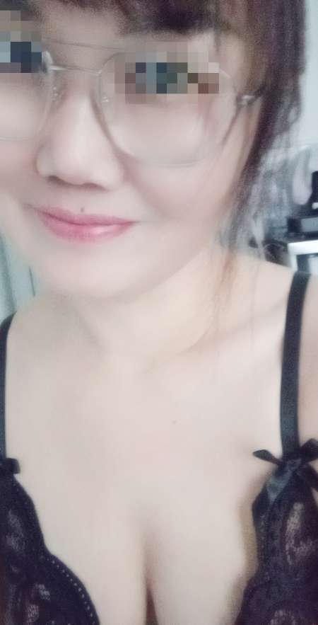 Jolie asiatique dans Paris