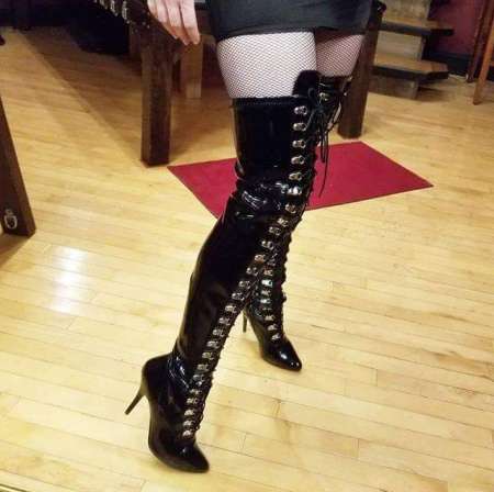 Déesse à la recherche de son larbin docile