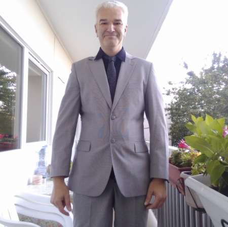 une femme brune petite féminine haut talons