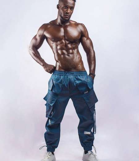 Jeune masseur professionnel à Dakar