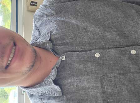 Chris pour moment à 2