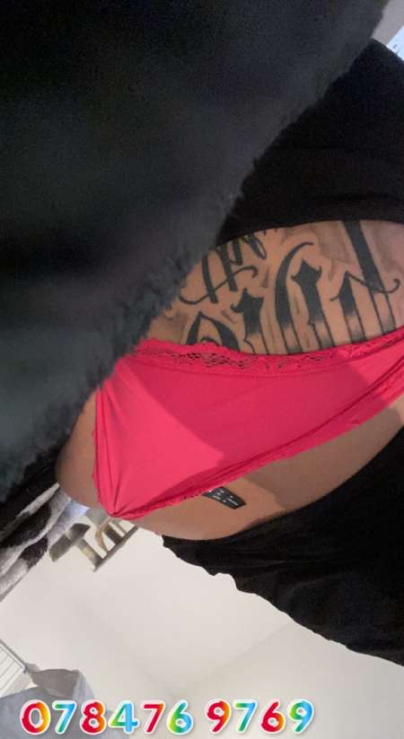 Maeva belle brune tatouer