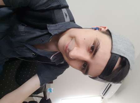 Jeune homme prêt à vous servir complètement