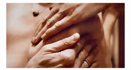 Massage mammaire, téter longuement insolite !!