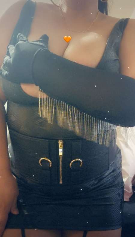  belle et pulpeuse Dana se déplace