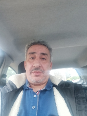 Homme cinquantenaire pour femmes ou couples