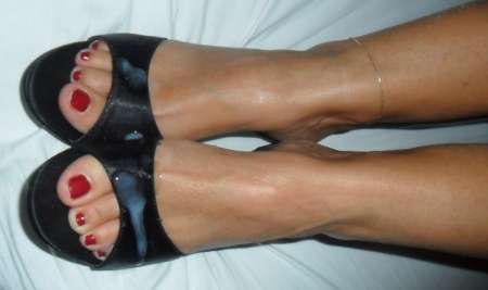 je vends mes string bas collant et talons aiguille