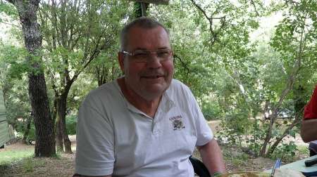 Homme cherche travestie.