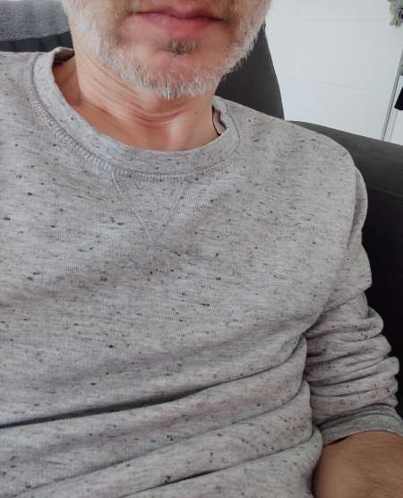 Jeune homme mince avec très grosse bite rasé