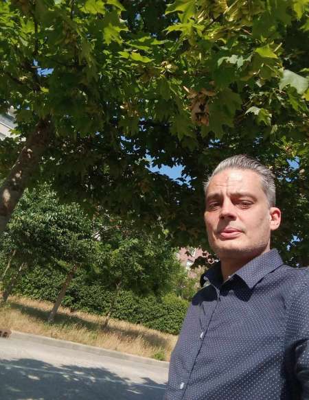 recherche une Femme à la poitrine très généreuse