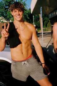 Jeune homme cherche une femme pour un plan sexe