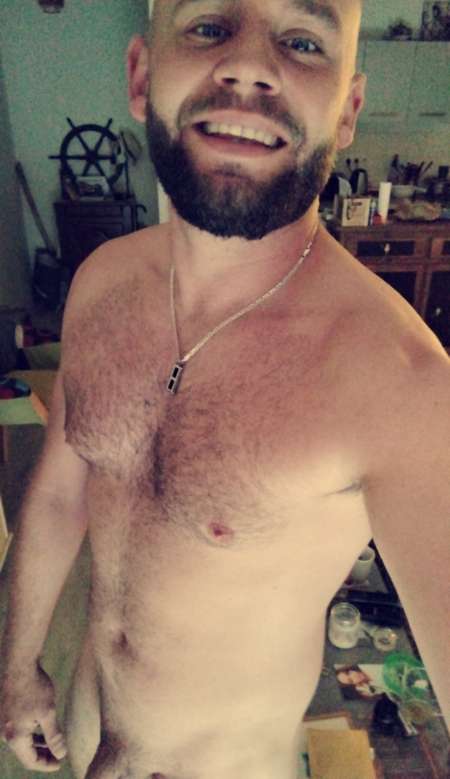 Homme en couple est là pour combler femme