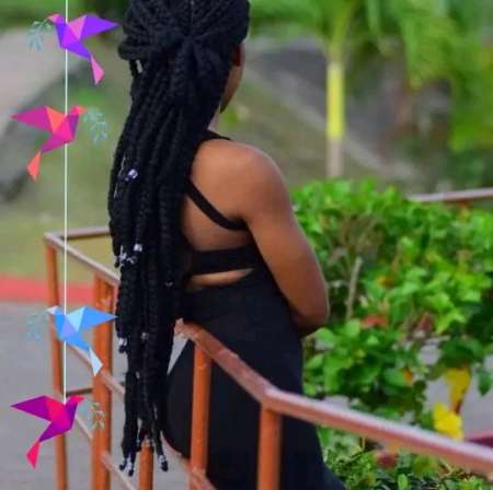 Jeune fille disponible pour les hommes blancs