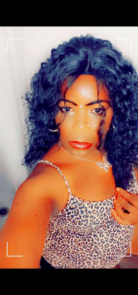 Joli travesti black passi et Active reçoit à lyon