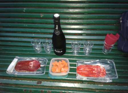 Homme mur propose trio à 2 jeunes femmes