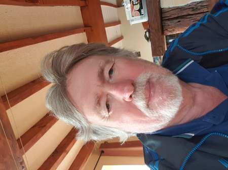 homme serviable offre services.