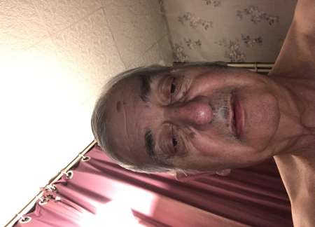 Cherche poitrine généreuse à caresser en douceur