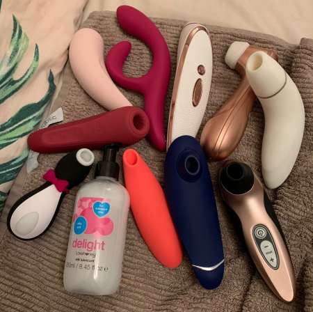  Jolie femme la cinquantaine blonde élégante souria