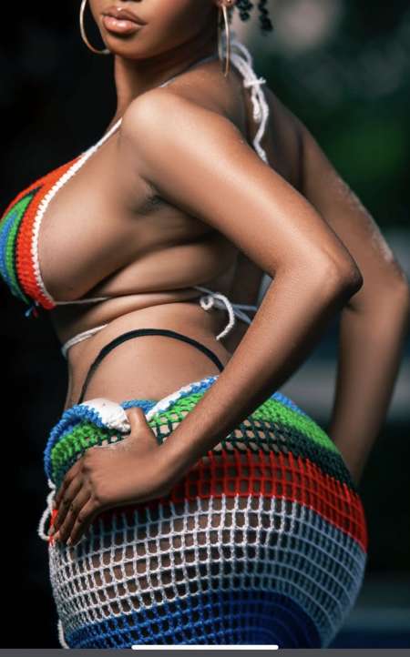 Grande et jolie africaine