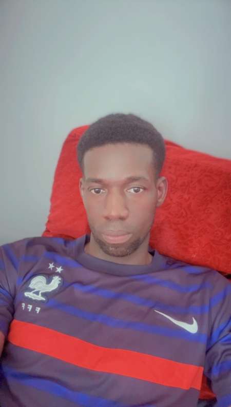 Homme de ménage repassage