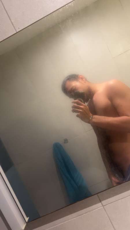 J suis un homme jeune sur st Denis qui cherche un