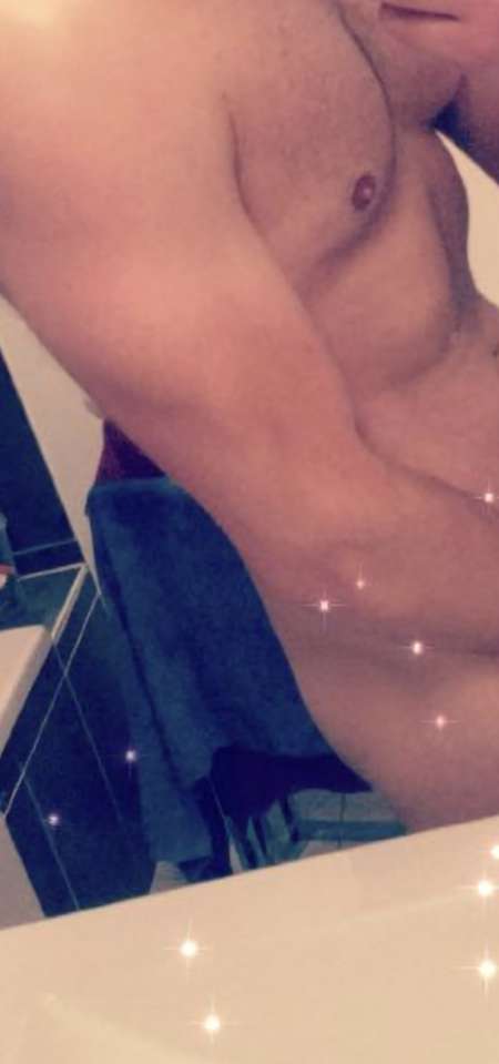 Jeune homme sportif pour rencontre intense e