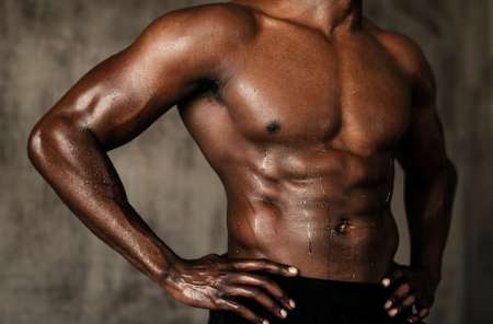 Homme noir chaud masseur pro