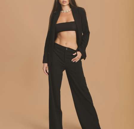 Belle jeune femme française à Paris