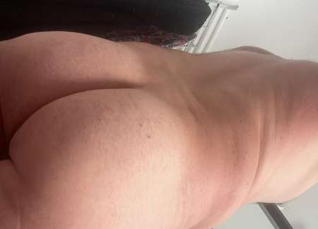 Gode ceinture ménage nu