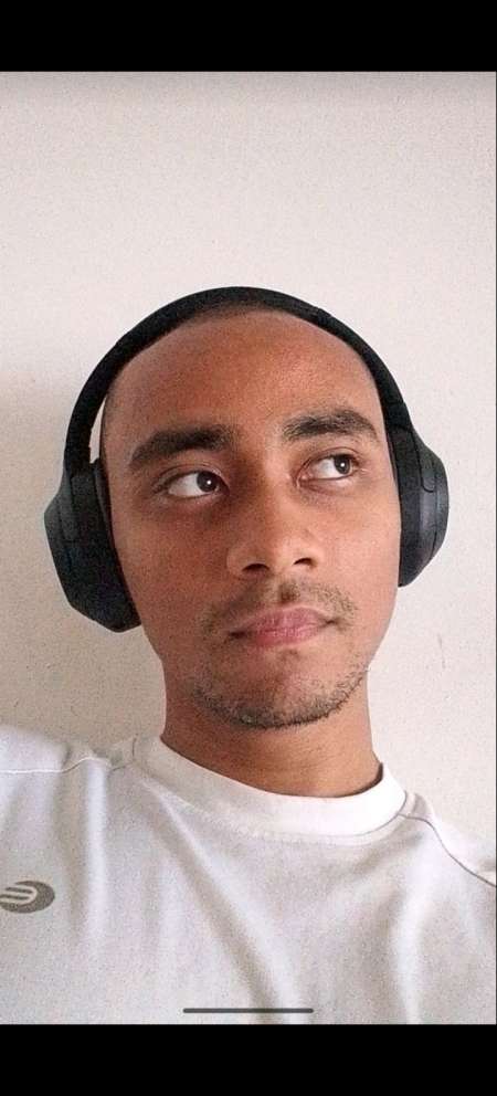 Jeune homme Métis dominant pour femme féminine