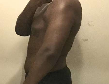 Jeune homme Noir bi actif