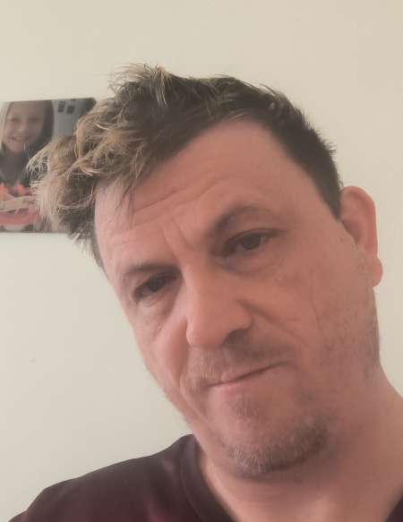 Jeune homme gay de 43 ans