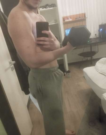 Homme Sportif 22 ans recherche une femme