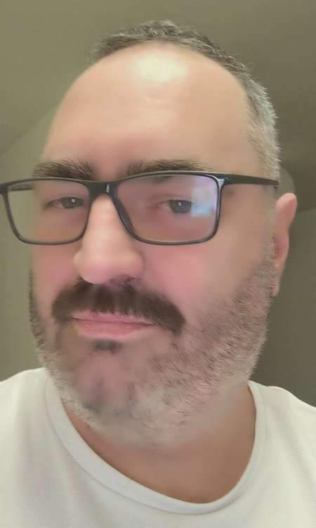 homme doté de grosses boules suce à merveille !