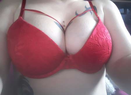 Du plaisir avec un belle femme tatouer