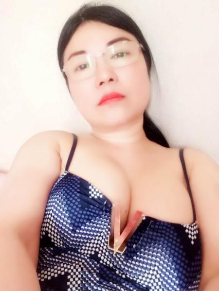 Massage erotique par une femme nue et autres servi